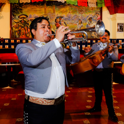 Mariachis en La Ampliación Piloto 